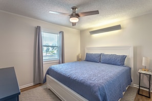 5 bedrooms, free WiFi, bed sheets - Easy Beach Access - Newly Updated! (St. George Island)