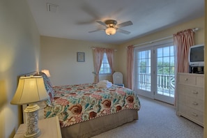 4 bedrooms, iron/ironing board, free WiFi, bed sheets - Beachfront - Community Pool/Pickleball Access! (St. George Island)