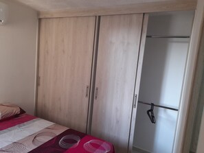 1 habitación, escritorio, tabla de planchar con plancha y wifi gratis 