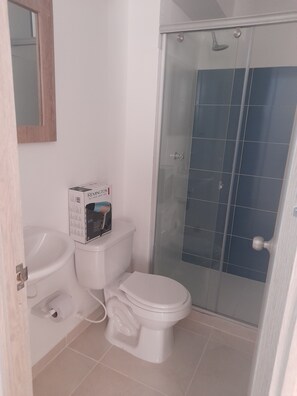 Dusche, Haartrockner, Handtücher, Seife