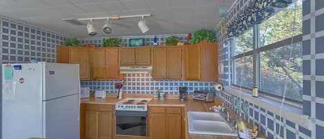Geladeira, micro-ondas, fogão, cooktop