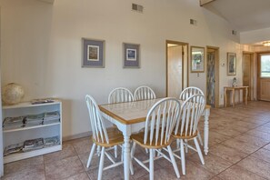 Dining - Easy Beach Access - 2 FREE BIKE RENTALS INCLUDED WITH YOUR STAY! (St. George Island)