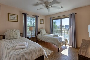 3 bedrooms, iron/ironing board, free WiFi, bed sheets - Easy Beach Access - 2 FREE BIKE RENTALS INCLUDED WITH YOUR STAY! (St. George Island)