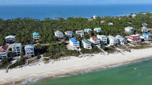 Private Pool! Easy Beach Access! 2 FREE BIKE RENTALS INCLUDED WITH YOUR STAY!