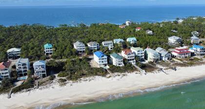 Private Pool! Easy Beach Access! 2 FREE BIKE RENTALS INCLUDED WITH YOUR STAY!