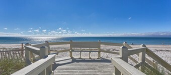 Private Pool! Easy Beach Access! 2 FREE BIKE RENTALS INCLUDED WITH YOUR STAY!