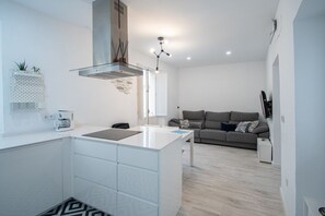 Een microgolfoven, een kookplaat, een vaatwasser