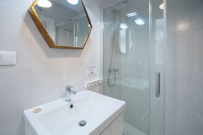 Dusche, Haartrockner, Handtücher