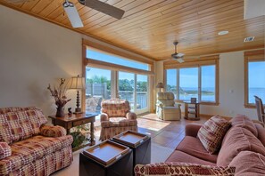 TV - BAY FRONT WITH PRIVATE DOCK! HOT TUB! (St. George Island)