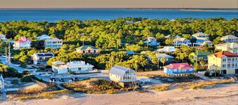 Easy Beach Access - 2 FREE BIKE RENTALS INCLUDED WITH YOUR STAY!