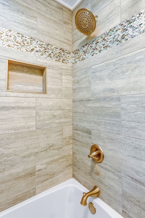 Combined shower/tub, hair dryer, towels - Easy Beach Access - 2 FREE BIKE RENTALS INCLUDED WITH YOUR STAY! (St. George Island)