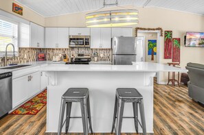 ثلاجة، ميكروويف، فرن، موقد طهي مسطح