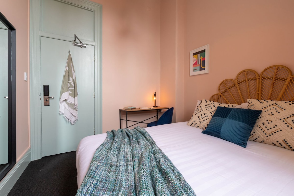 WiFi (free), bed sheets