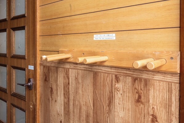 A wooden door with a sign indicating a ski/snowboard rack. - FURANO SKI HOUSE (Furano)