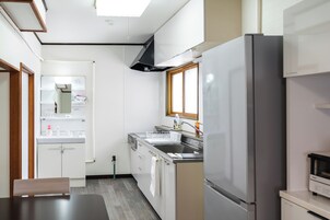 Comfort Condo | Private kitchen | Electric kettle, toaster, cookware/dishes/utensils