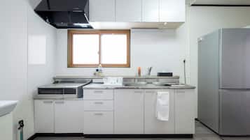 Condo Confort | Cocina privada | Tetera eléctrica, tostadora y utensilios de cocina