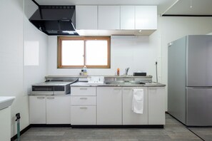 Apartamento Confort | Cocina privada | Hervidor eléctrico, tostadora y utensilios de cocina