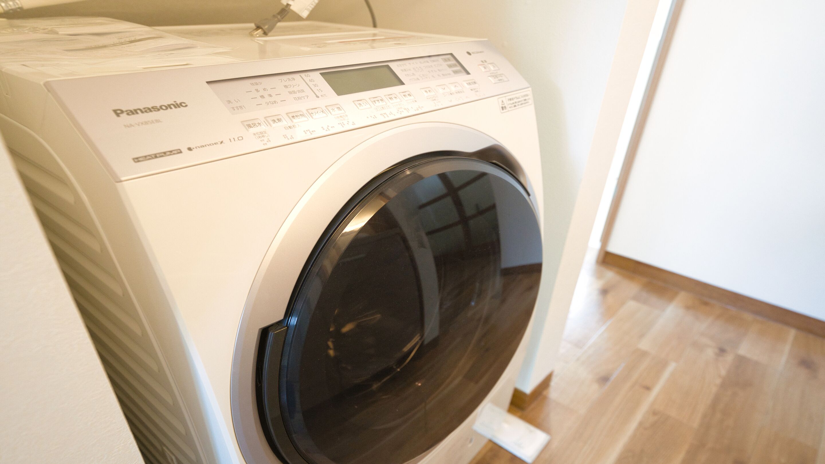 Une machine à laver Panasonic dotée d’un panneau de commande et d’un écran numérique.