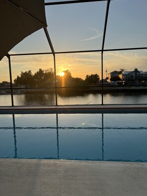 Utendørsbasseng og et oppvarmet basseng