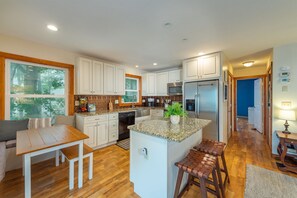 冷蔵庫、電子レンジ、オーブン、コンロ