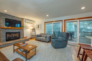 スマートテレビ、暖炉、書庫