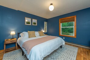 4 bedrooms, iron/ironing board, travel cot, free WiFi