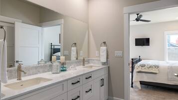 3 habitaciones, escritorio, tabla de planchar con plancha y wifi gratis