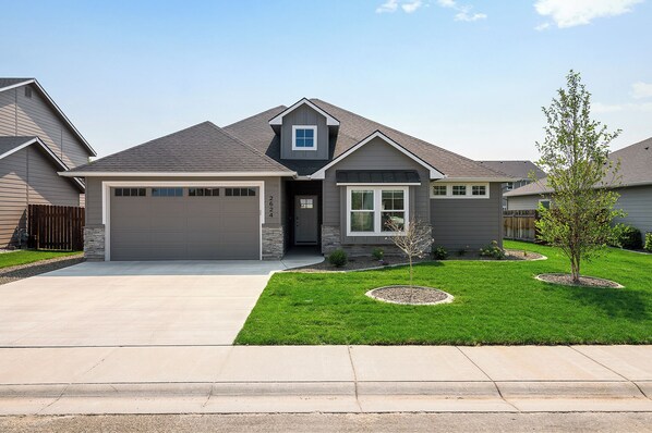 Exterior - Seasons Guest Home (Caldwell)