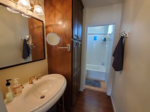 Combined shower/tub, towels, soap, toilet paper