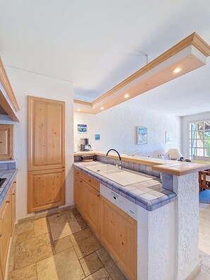 Kühlschrank, Mikrowelle, Ofen, Geschirrspüler