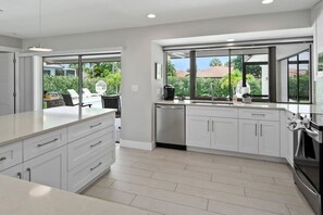 Fridge, microwave, stovetop, dishwasher