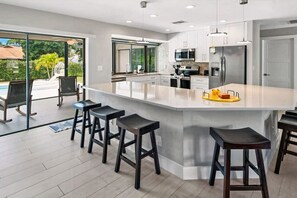 ثلاجة، ميكروويف، موقد طهي مسطح، غسالة أطباق