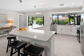 Kühlschrank, Mikrowelle, Herdplatte, Geschirrspüler