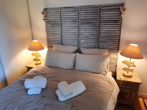 2 slaapkamers, een bureau