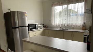 Geladeira, micro-ondas, fogão, lava-louças