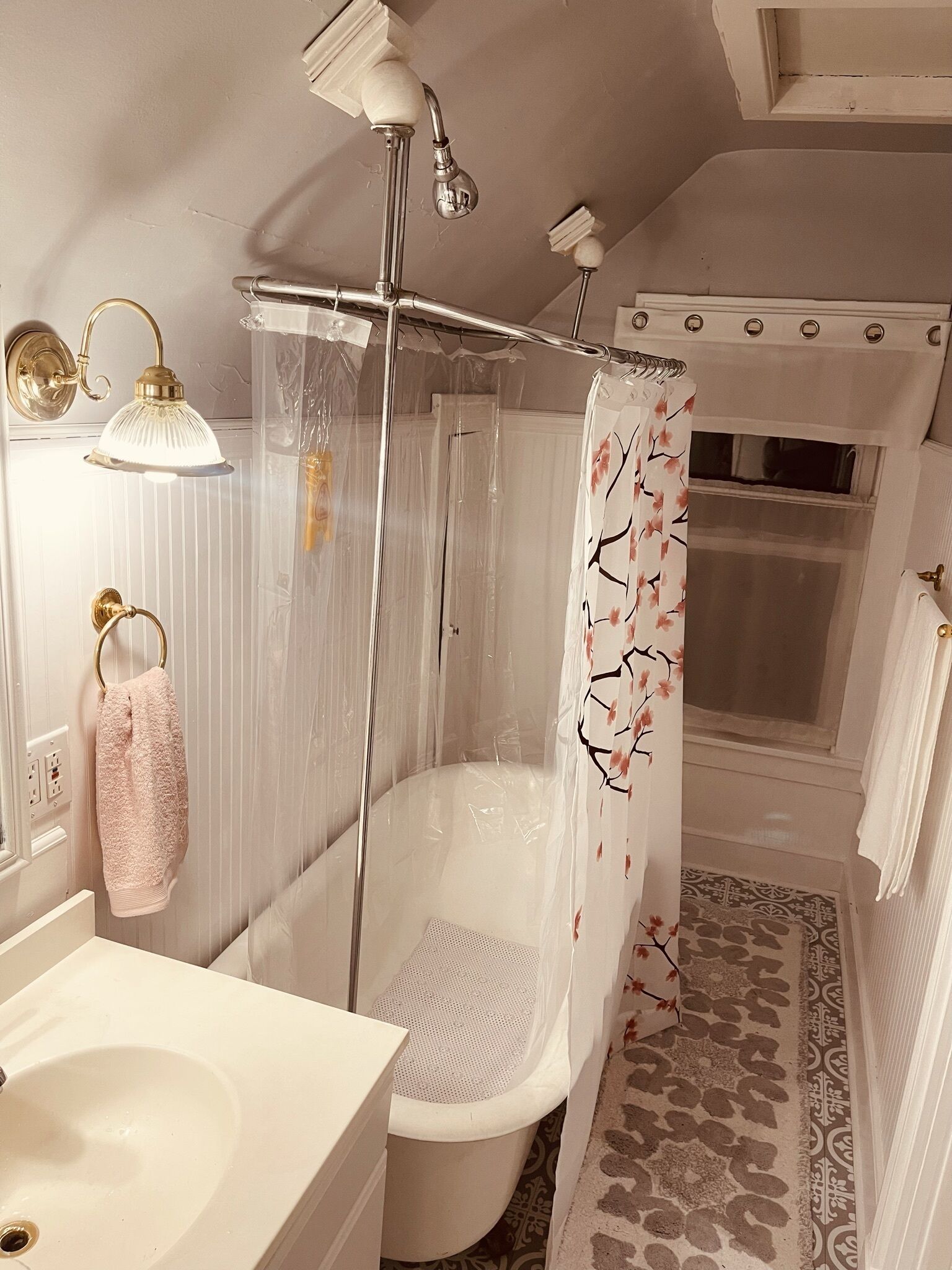 Un baño con cabina de ducha, lavabo e inodoro.