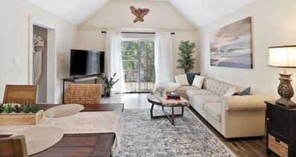 Treehouse Bungalow- Quaint and Cozy Getaway!