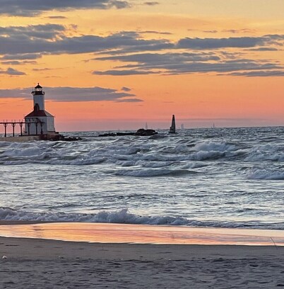 Treehouse Bungalow- Quaint and Cozy Getaway! 