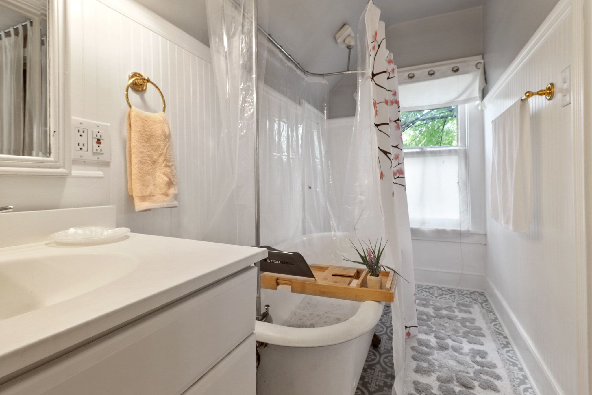 Ein Badezimmer mit einem weißen Waschbecken, einer Toilette und einer Duschkabine.
