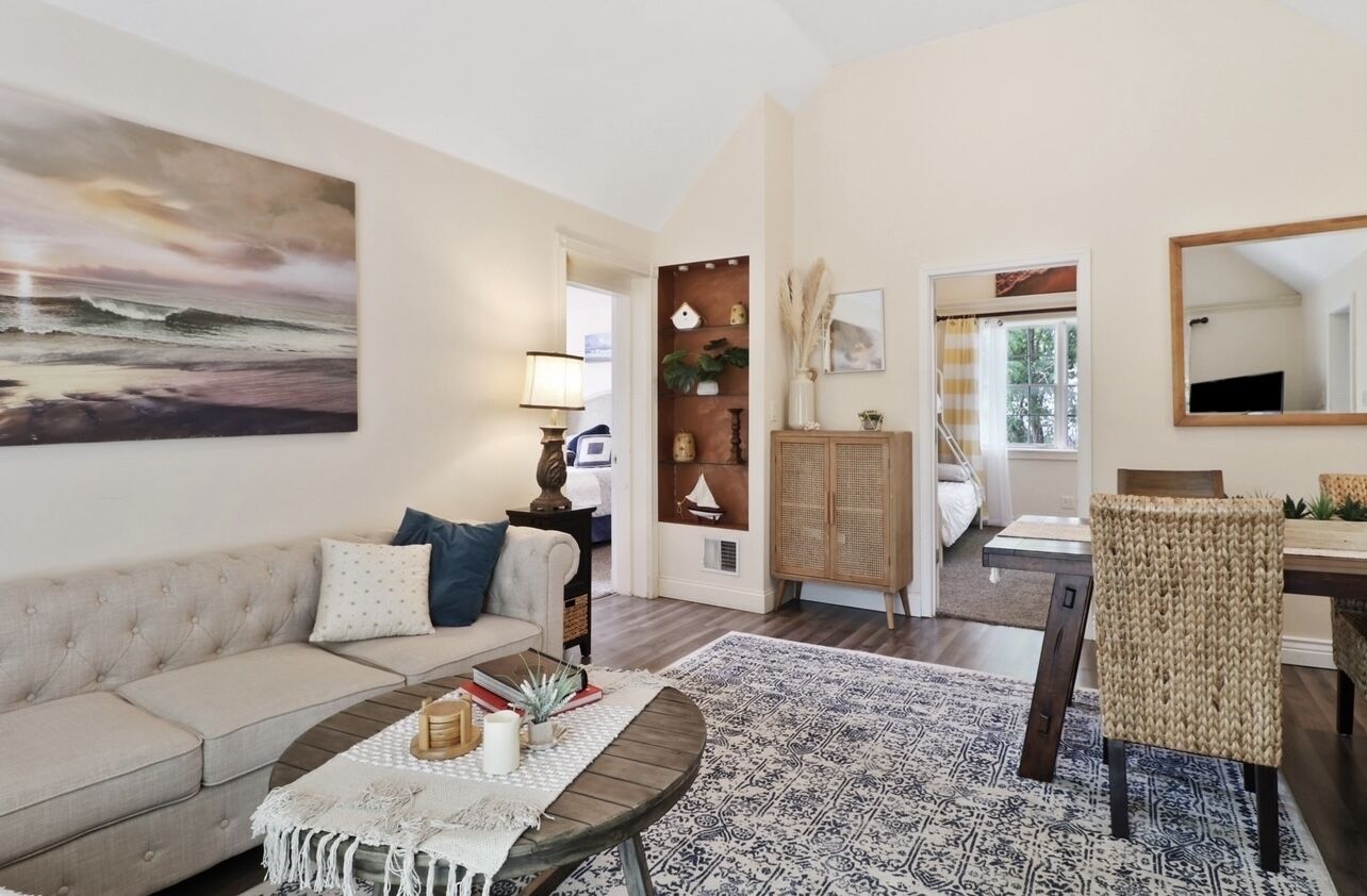 Treehouse Bungalow- Quaint and Cozy Getaway! 