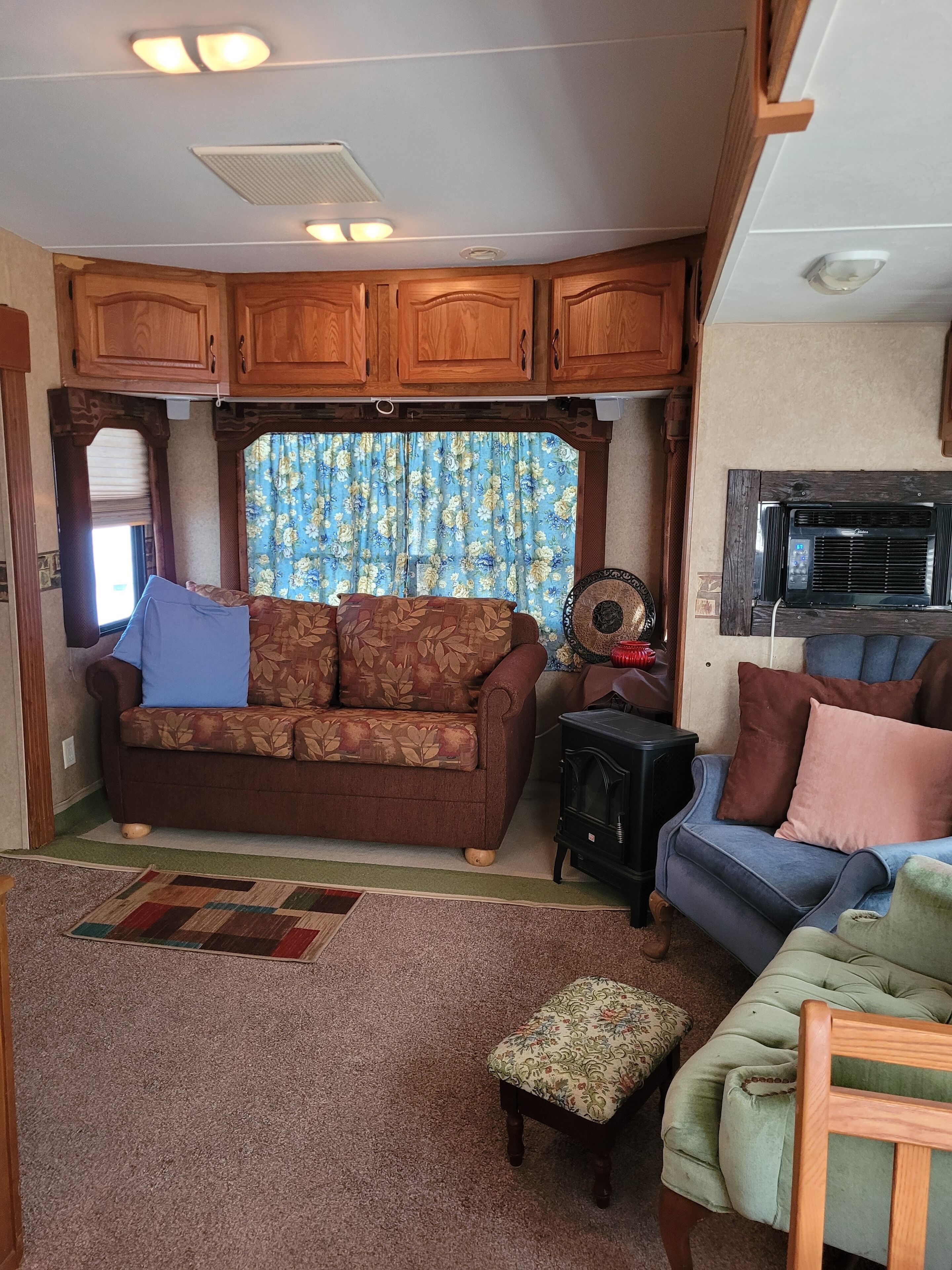 Glamping RV, private, family & pet friendly, hiking, fishing, horses-W