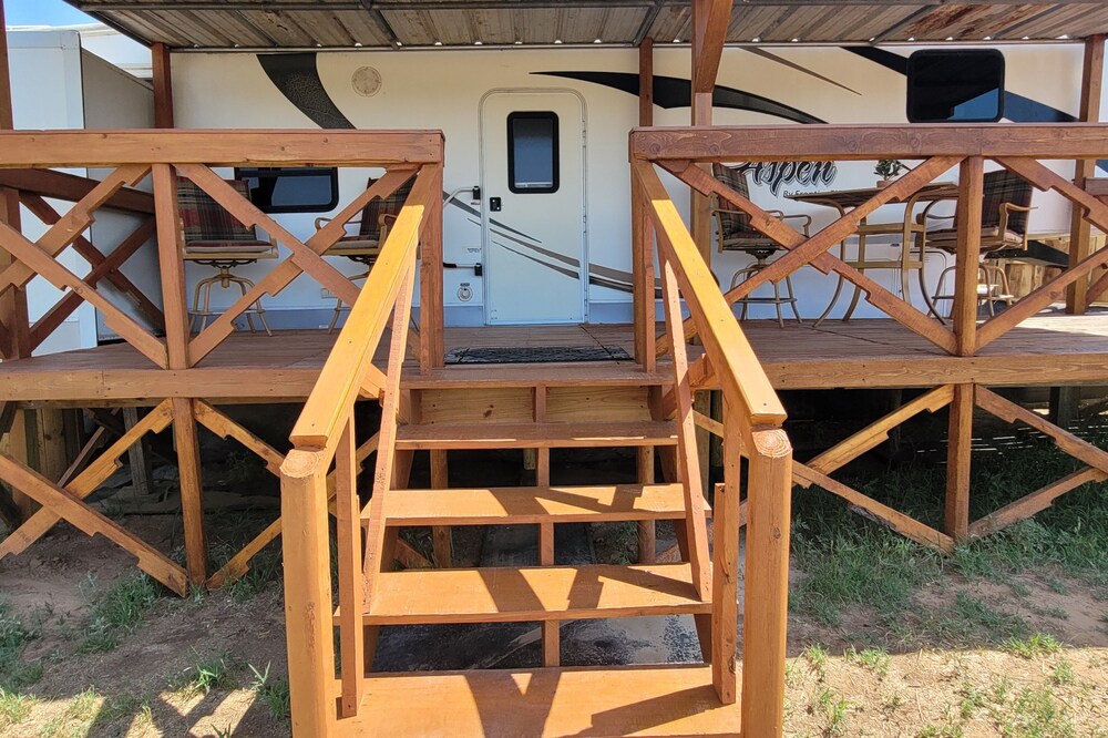Glamping RV, private, family & pet friendly, hiking, fishing, horses-W