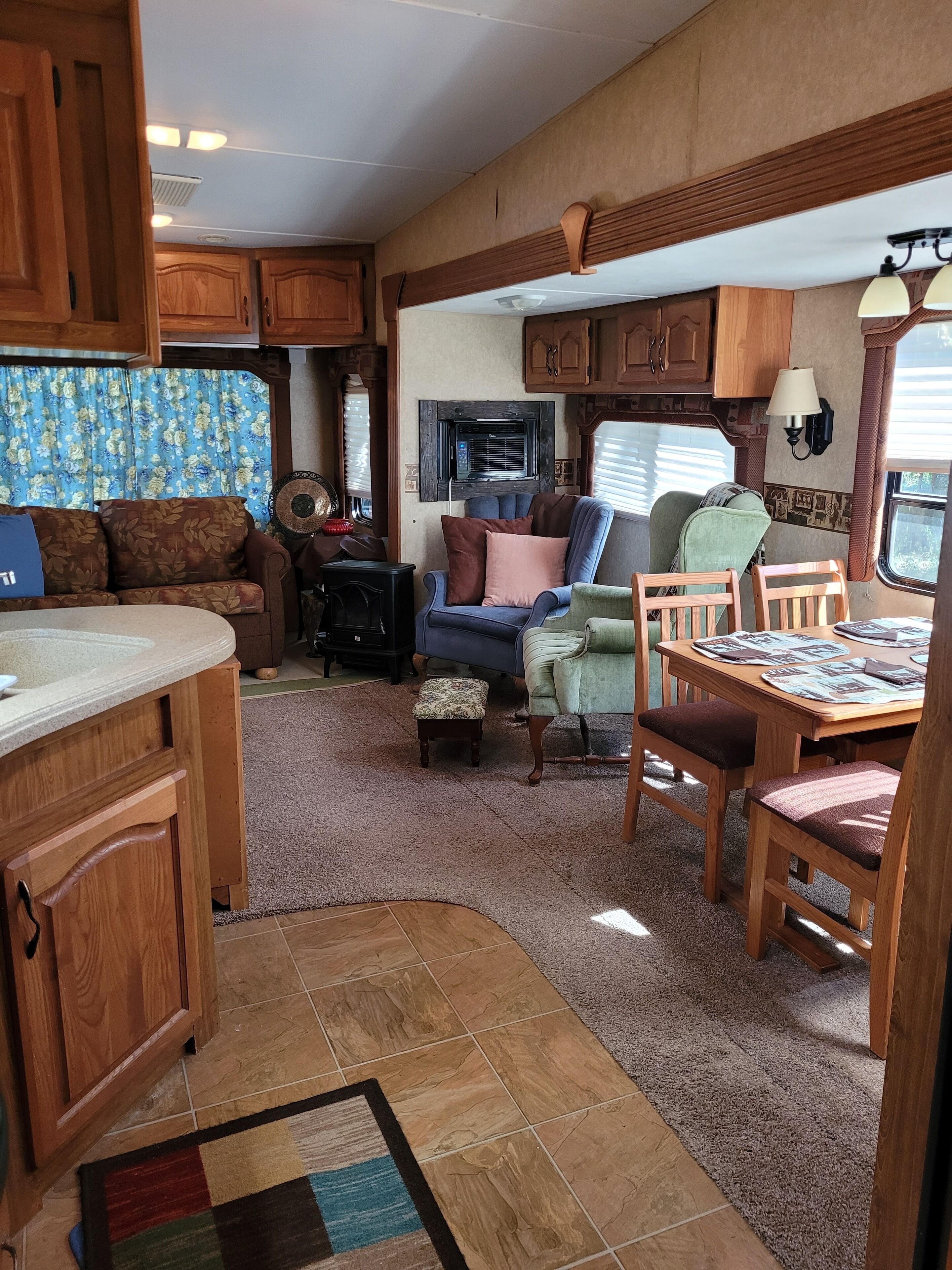 Glamping RV, private, family & pet friendly, hiking, fishing, horses-W