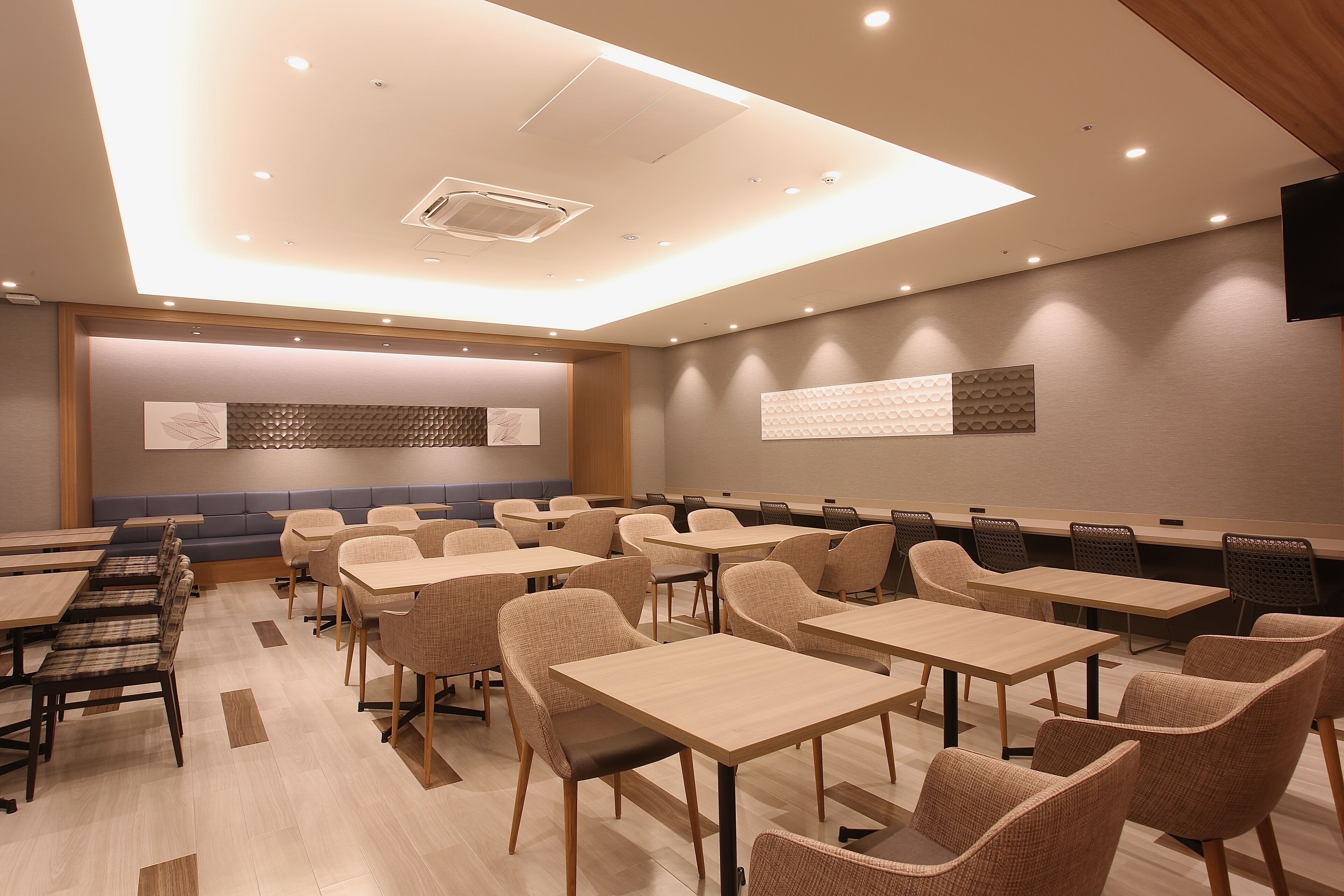 daily buffet breakfast (jpy 1900 per person)