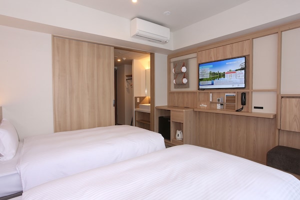 Escritorio, wifi gratis y ropa de cama