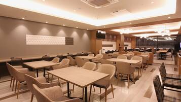 Petit déjeuner buffet (1900 JPY par personne)