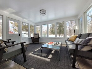 TV connectée, cheminée, jeux vidéo, lecteur de DVD