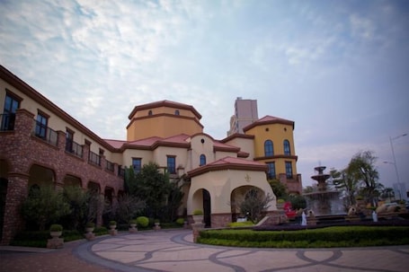 Exterior. Vica Hotel