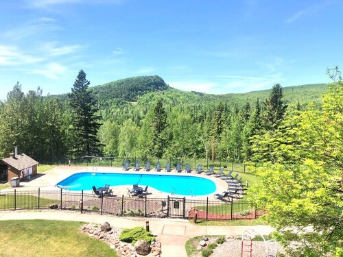 Ski in Ski out Top Floor Condo with Pools Hot tub and more