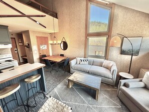 Smart TV, chimenea, mesa de ping pong